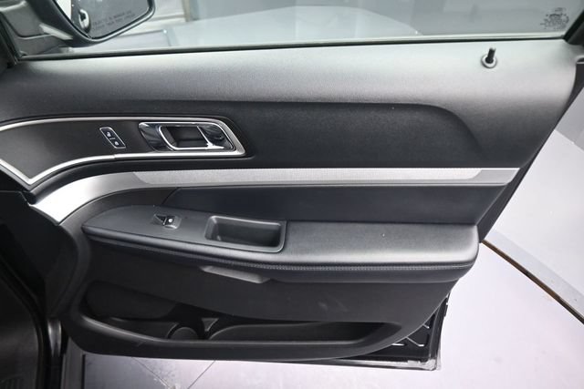 Used 2017 Ford Explorer XLT AWD/4WD image 13