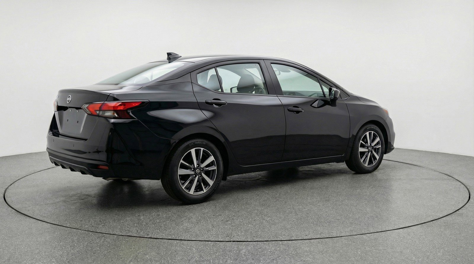 Used 2025 Nissan Versa SV image 9