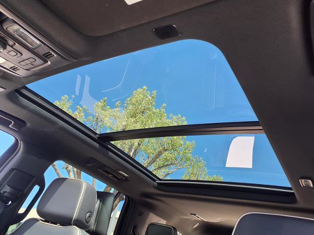 Used 2024 GMC Yukon SLT w/ SLT Premium Package image 5