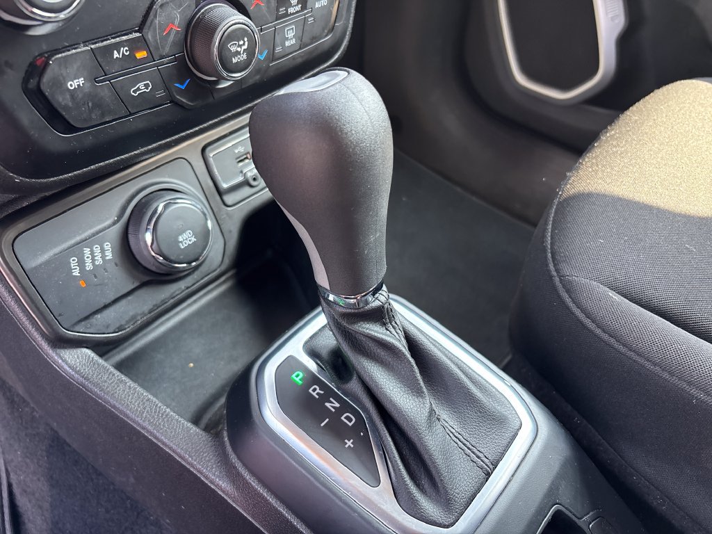 Used 2021 Jeep Renegade Latitude AWD/4WD image 25