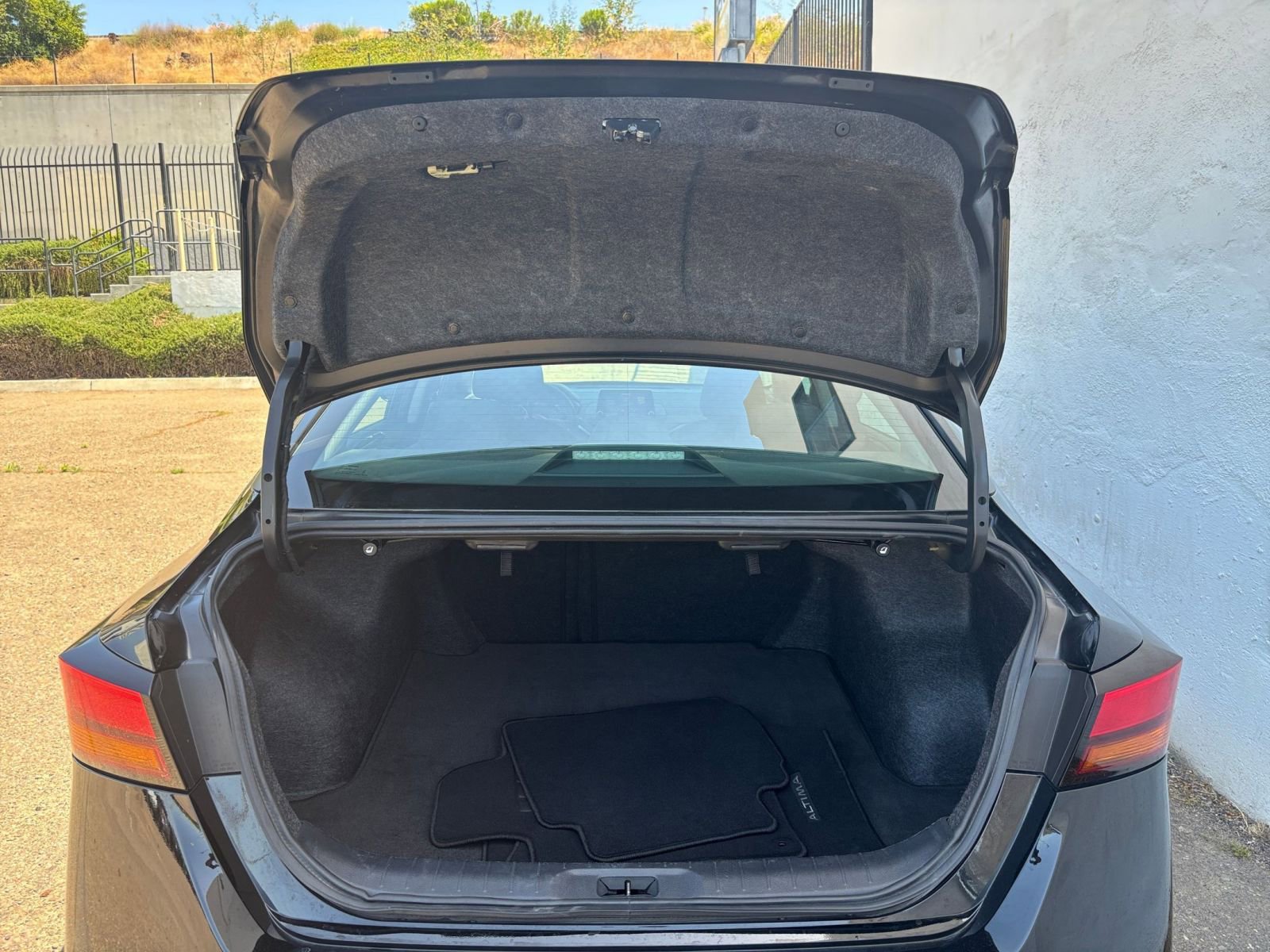 Used 2025 Nissan Altima 2.5 SV FWD image 31