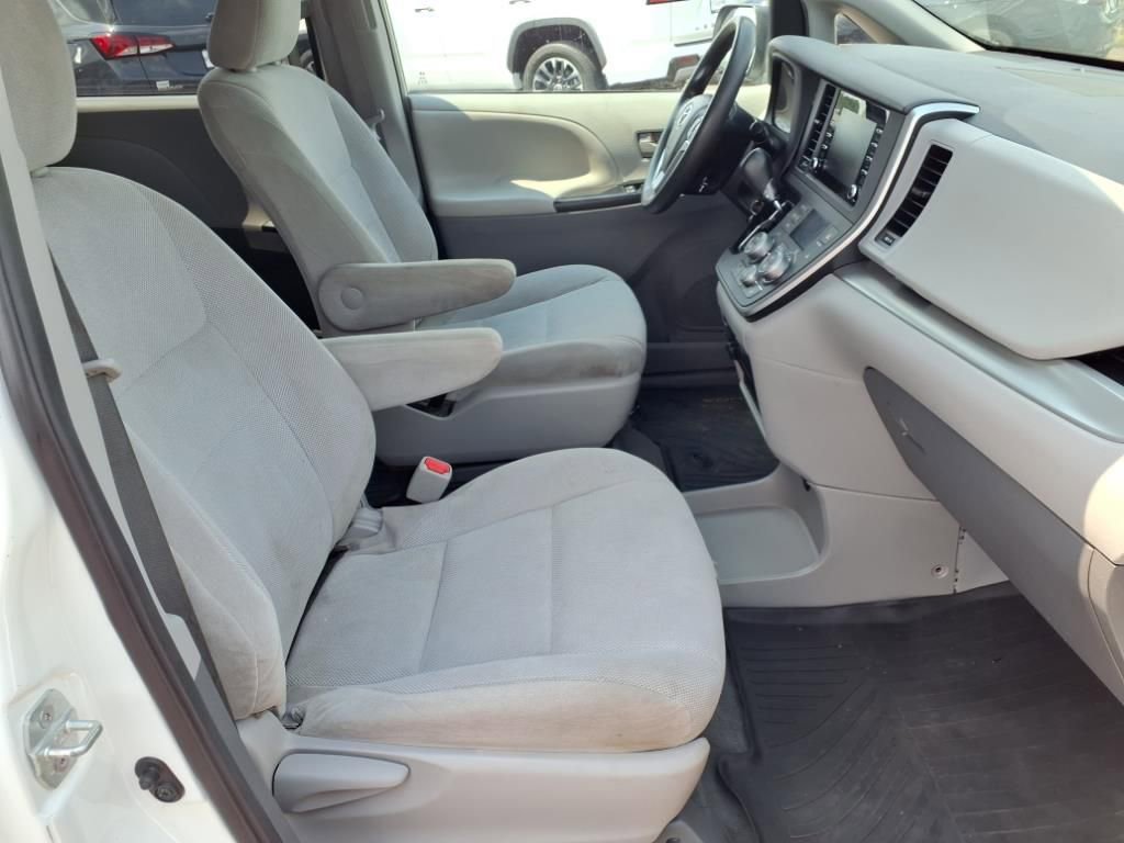 Used 2020 Toyota Sienna L image 28