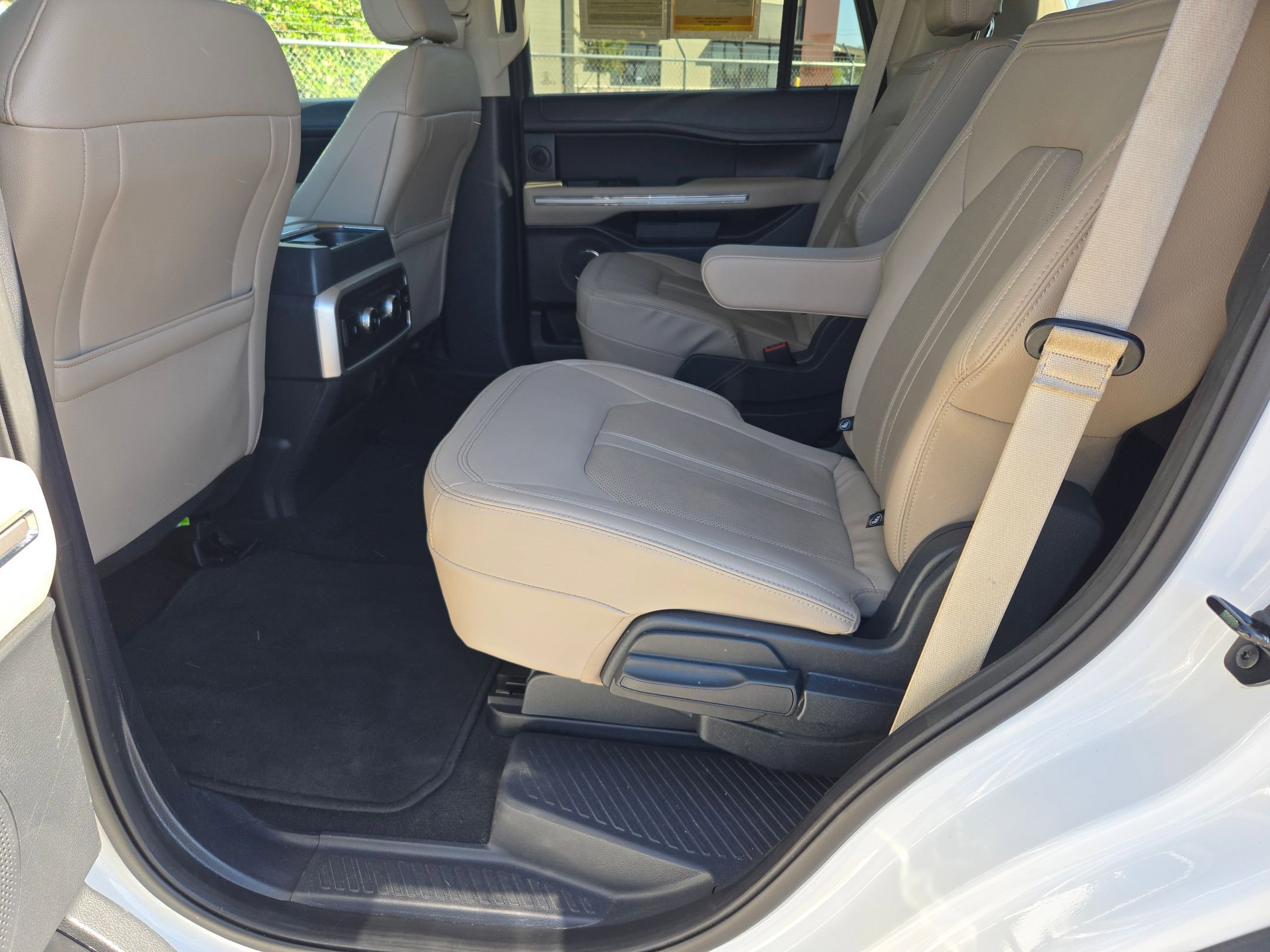 Used 2024 Ford Expedition Limited image 13