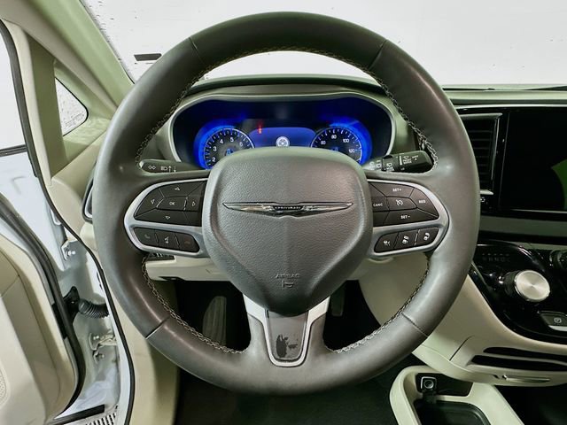 Used 2024 Chrysler Pacifica Touring-L image 13