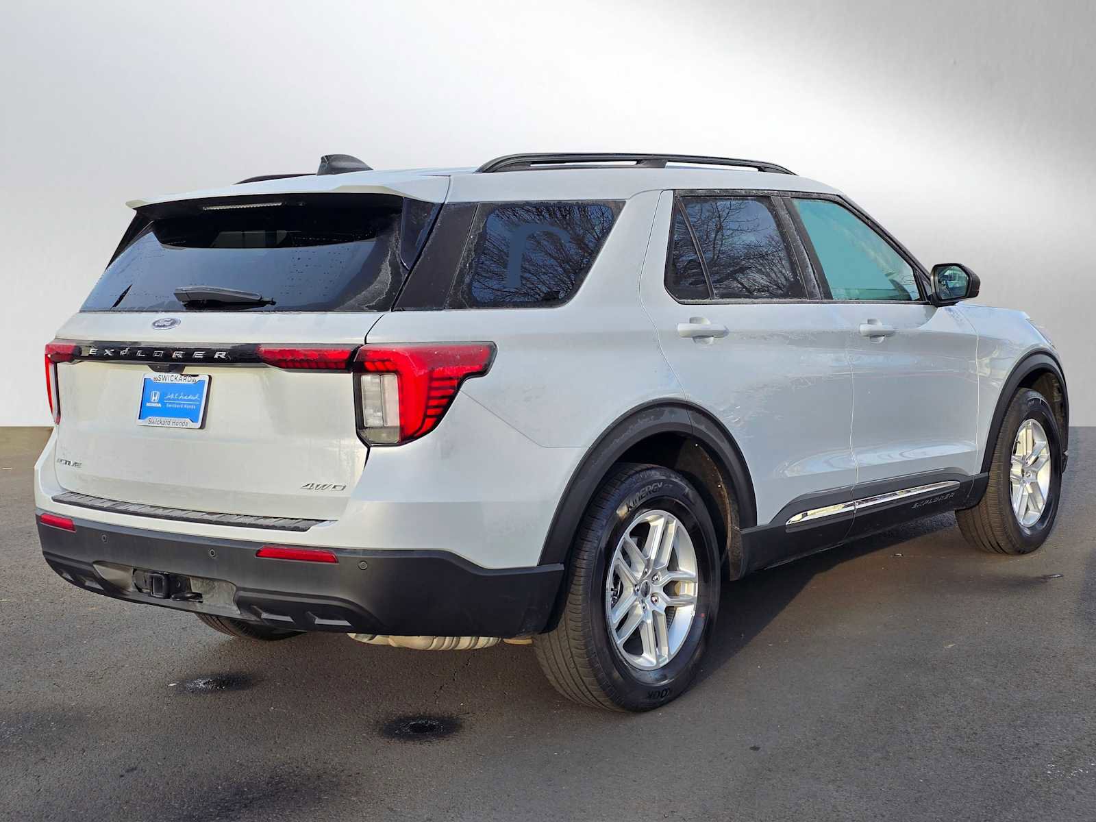 Used 2025 Ford Explorer Active image 3