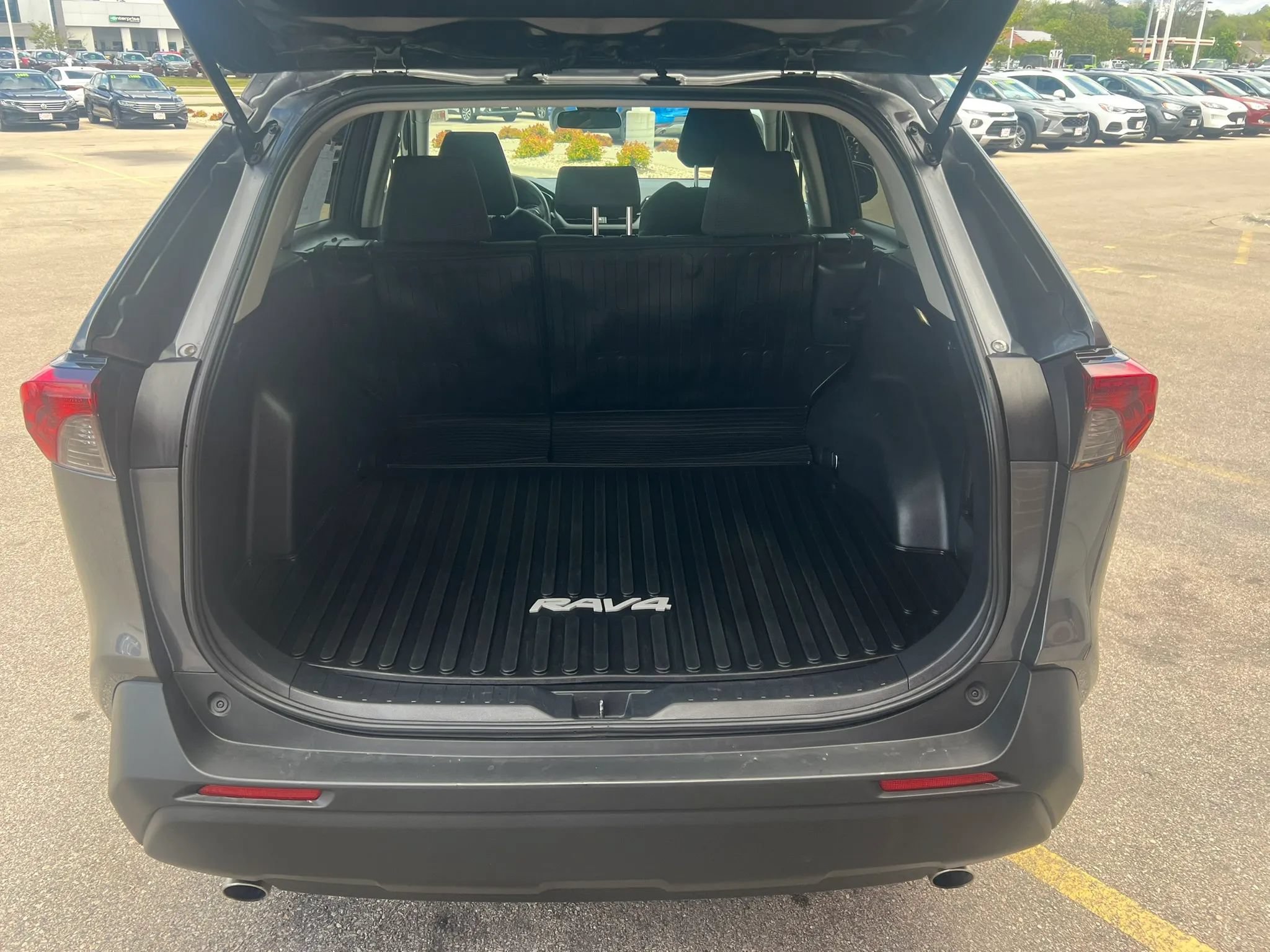Used 2022 Toyota RAV4 LE AWD/4WD image 6