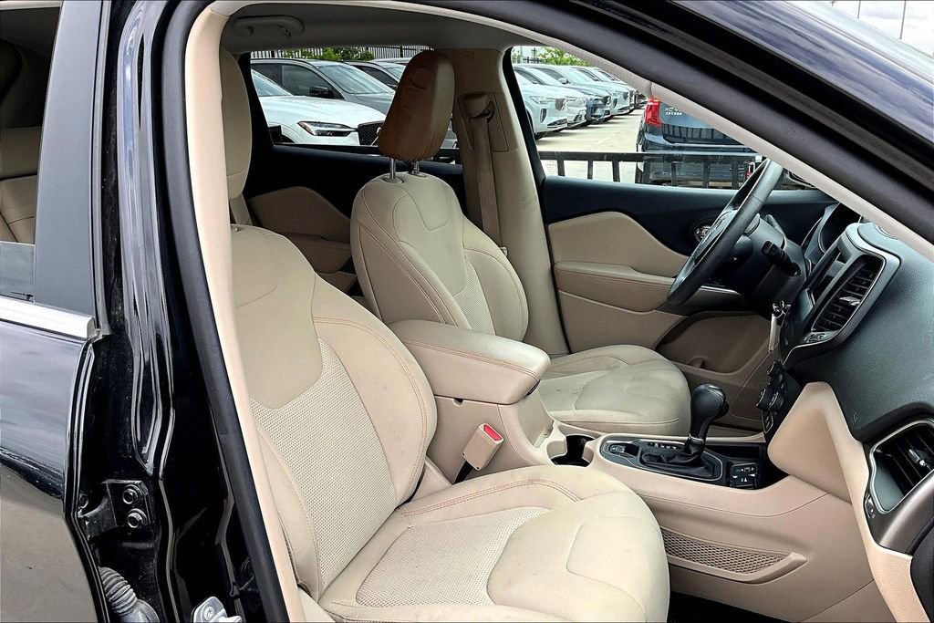 Used 2019 Jeep Cherokee Latitude w/ Popular Appearance Group image 10