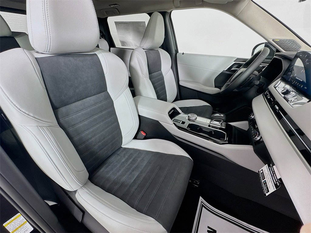 New 2025 Mitsubishi Outlander SE image 30