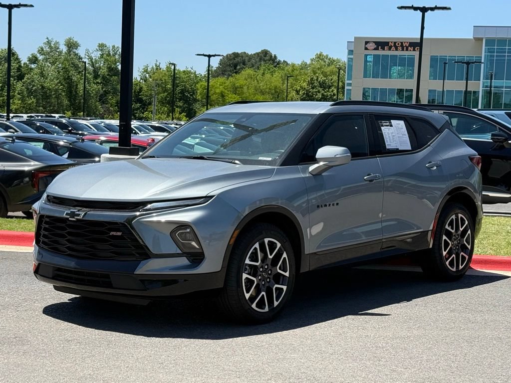 Used 2025 Chevrolet Blazer RS FWD image 3