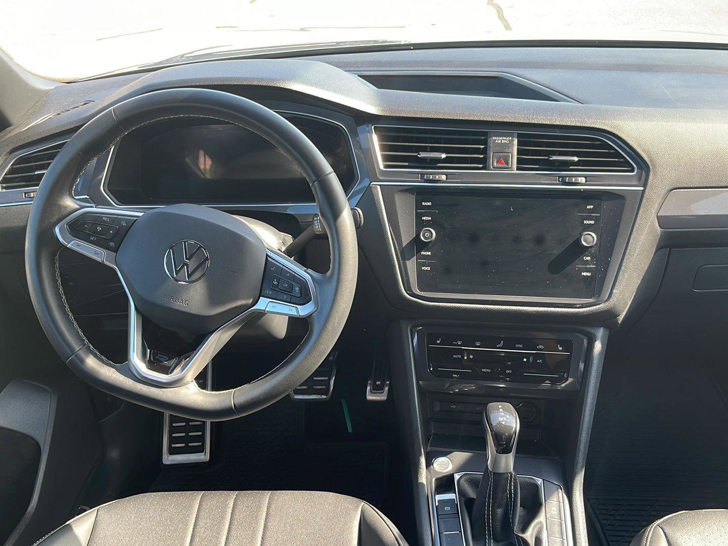 Used 2023 Volkswagen Tiguan SE R-Line image 18