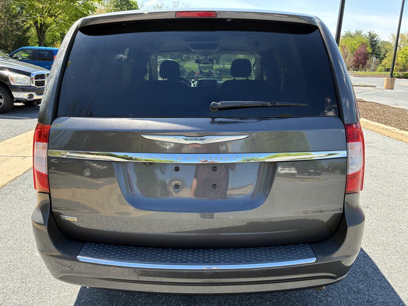 Used 2016 Chrysler Town & Country Touring FWD image 4