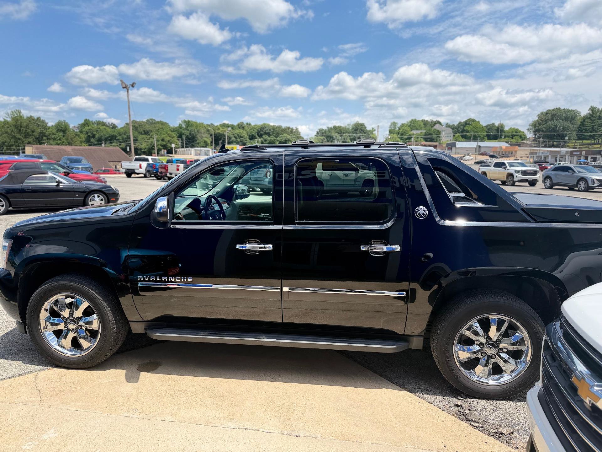 Used 2013 Chevrolet Avalanche LTZ AWD/4WD image 6