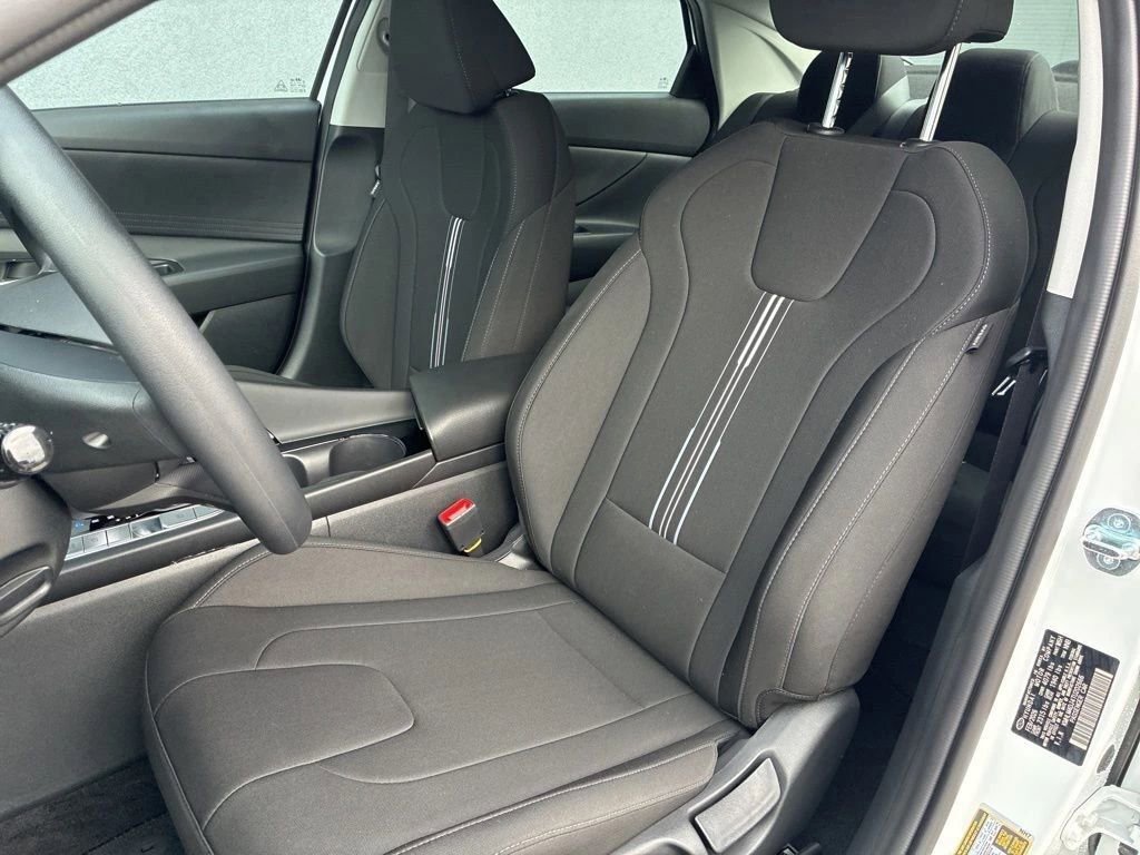 Certified 2025 Hyundai Elantra Hybrid FWD image 16
