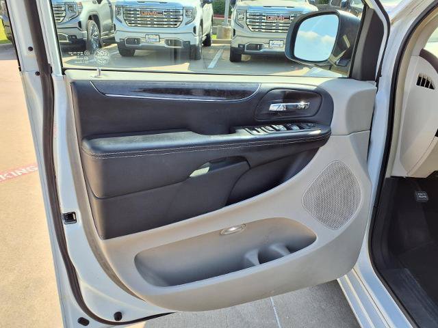 Used 2014 Chrysler Town & Country Touring FWD image 20