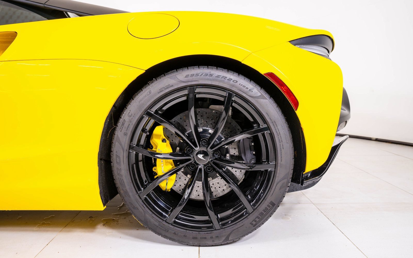 Used 2023 McLaren Artura RWD image 13