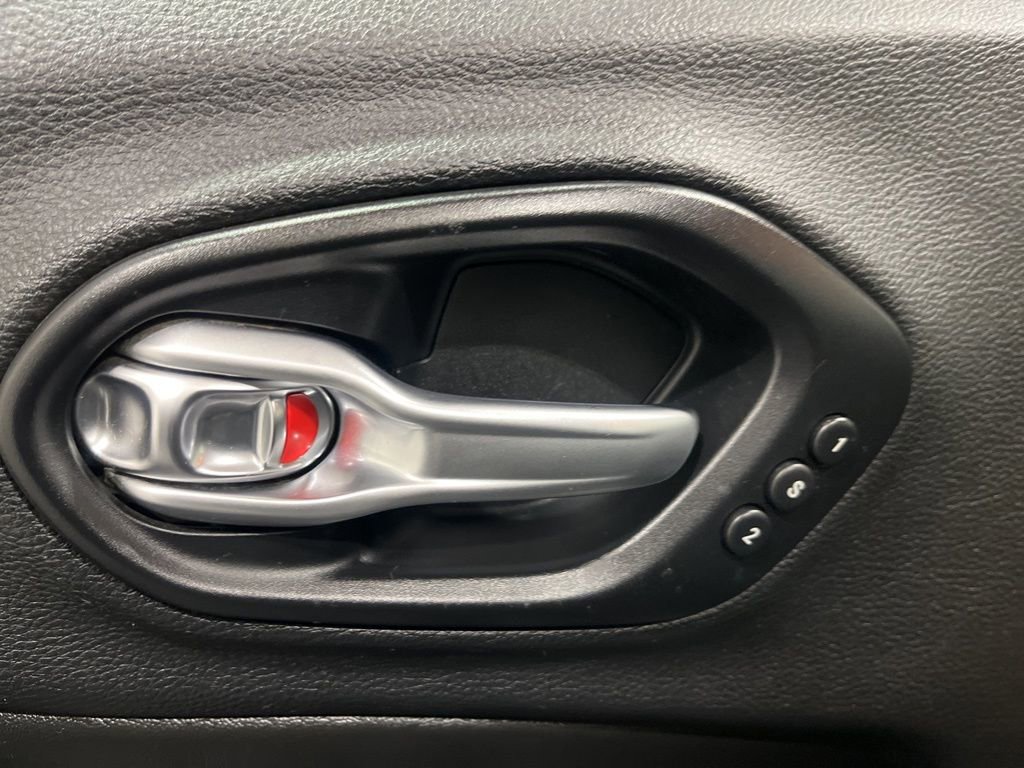 Used 2019 Jeep Cherokee Limited image 12