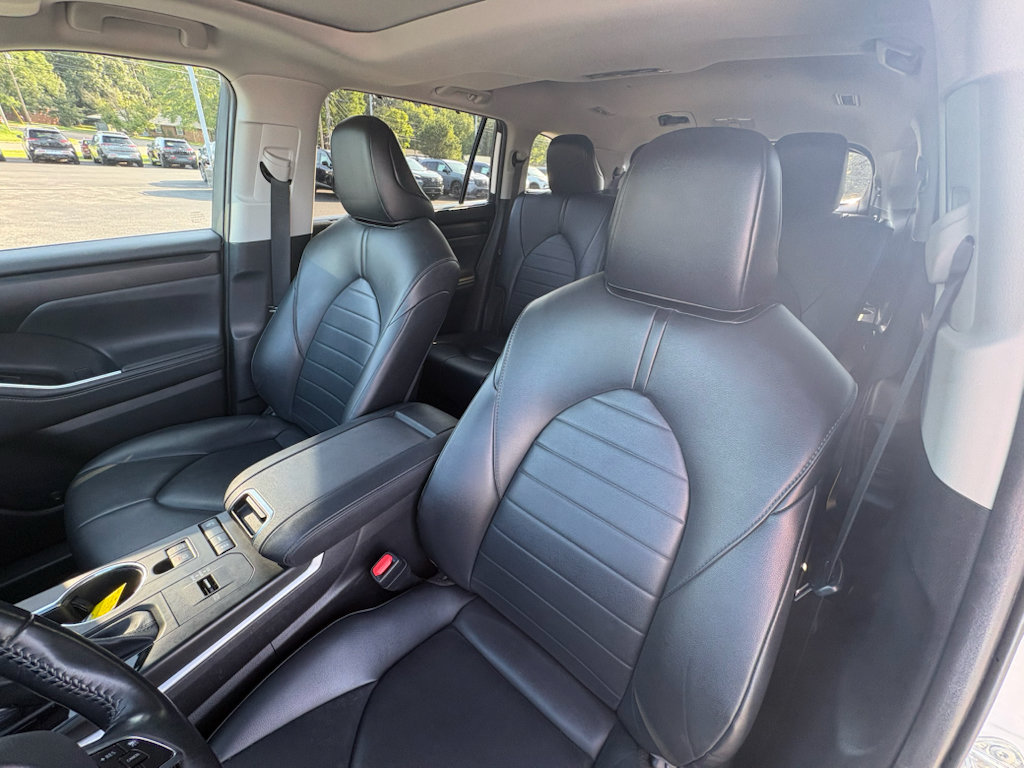 Used 2021 Toyota Highlander XLE FWD image 14
