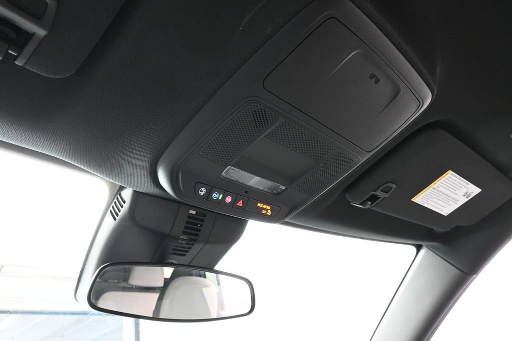 Used 2025 Chevrolet Traverse LT FWD image 24