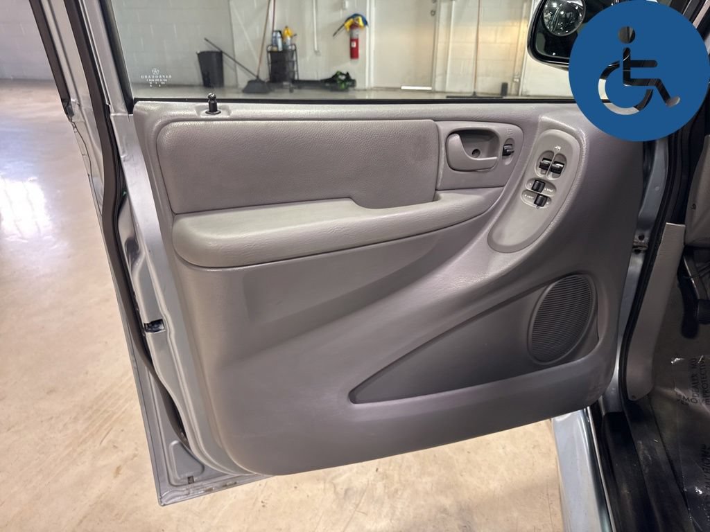 Used 2005 Chrysler Town & Country Touring w/ Leather Interior Group FWD image 24