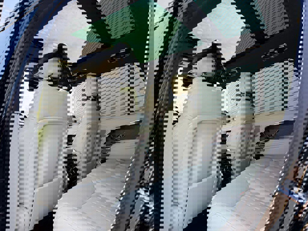 Used 2025 Land Rover Range Rover SE image 18