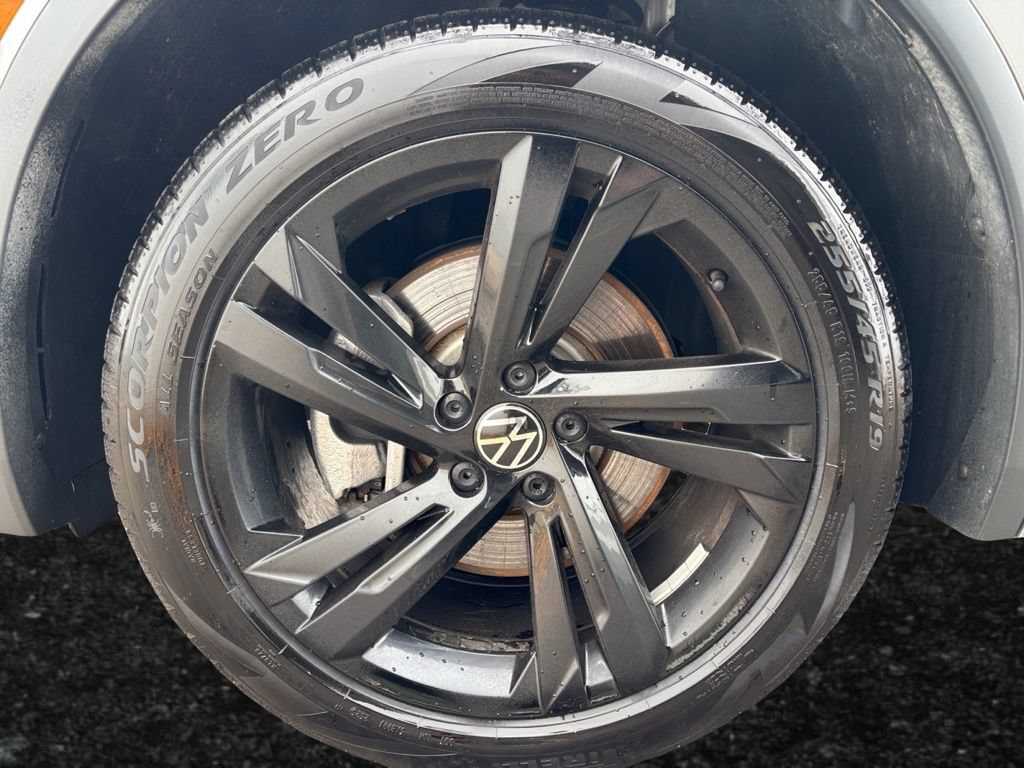 Used 2024 Volkswagen Tiguan SE R-Line AWD/4WD image 9