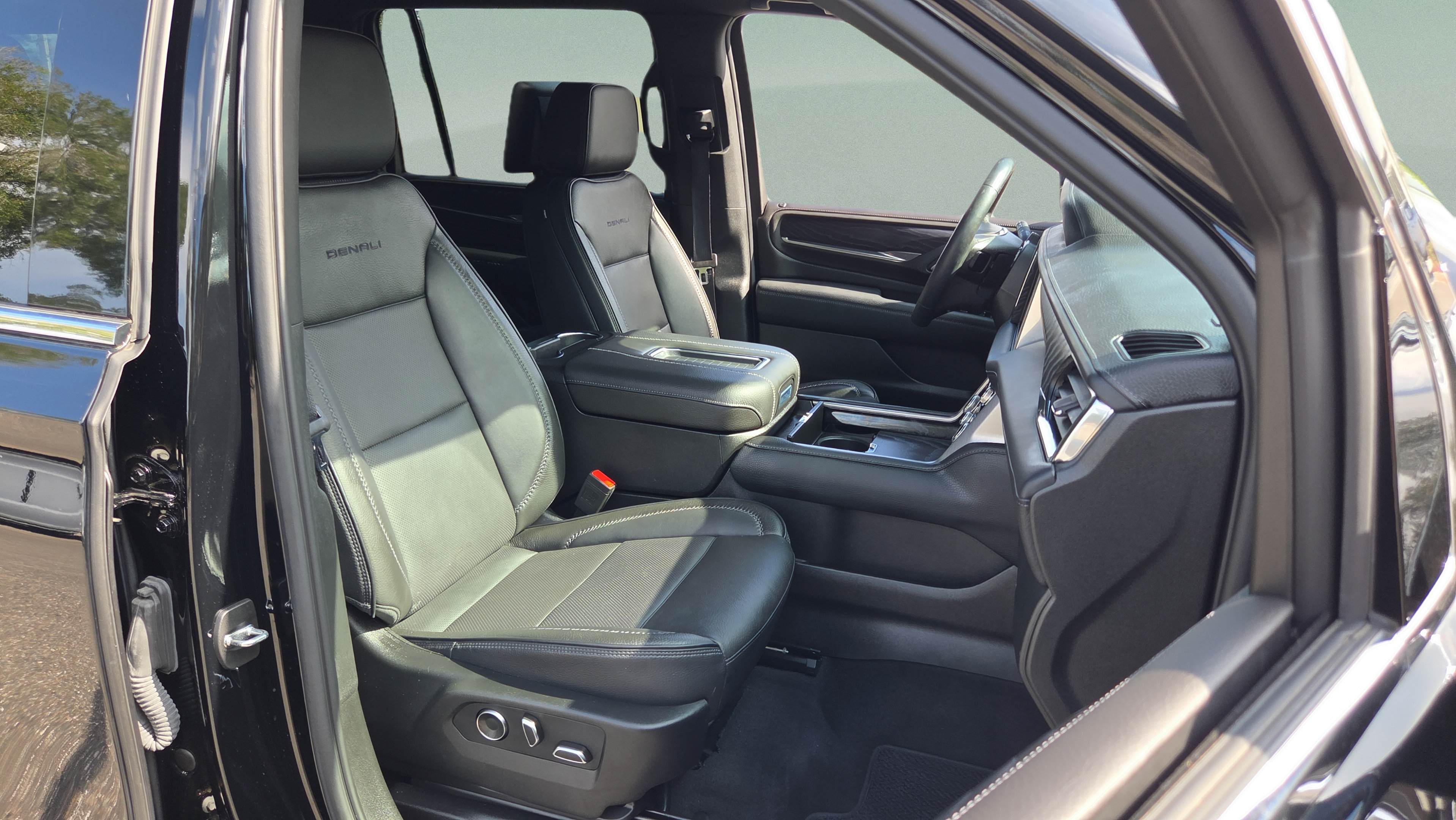 Used 2024 GMC Yukon XL Denali w/ Advanced Technology Package AWD/4WD image 20