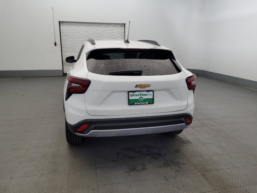 Used 2025 Chevrolet Trax LT FWD image 6
