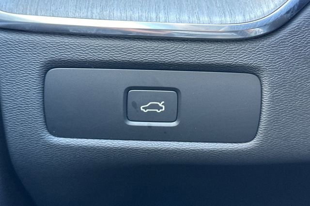 Used 2025 Volvo XC60 B5 Plus image 28
