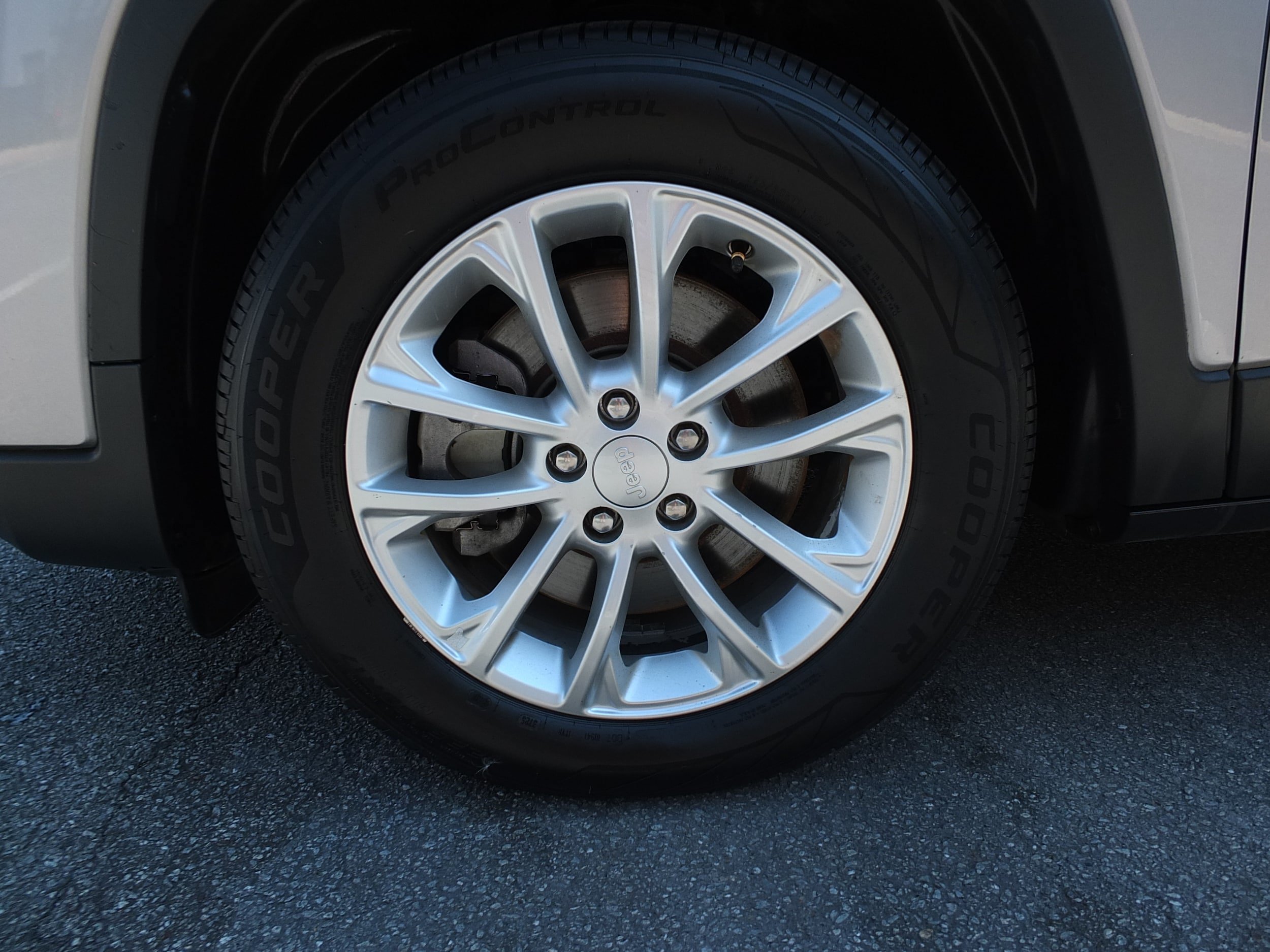 Used 2019 Jeep Cherokee Latitude w/ Popular Appearance Group FWD image 9