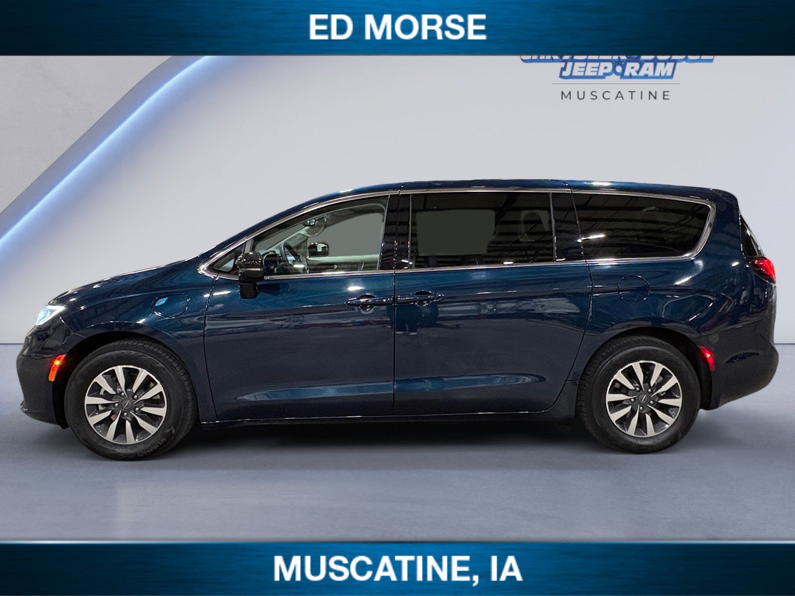 Used 2024 Chrysler Pacifica Select image 2