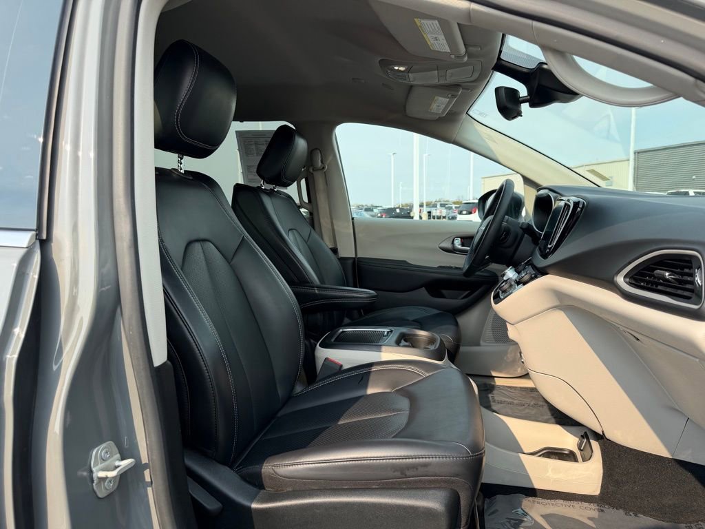 Used 2023 Chrysler Pacifica Touring-L image 21