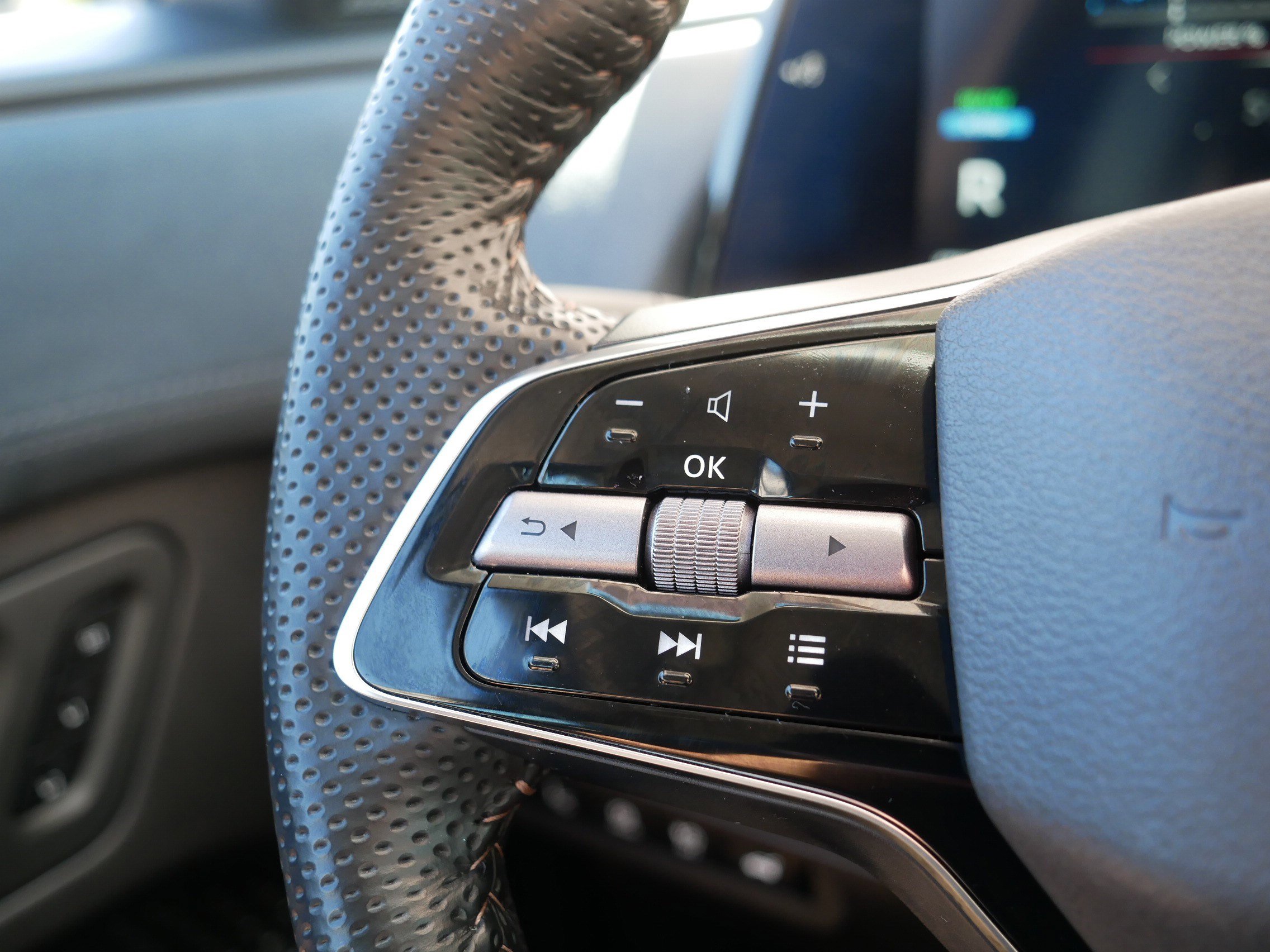 Certified 2024 Nissan Ariya AWD image 28