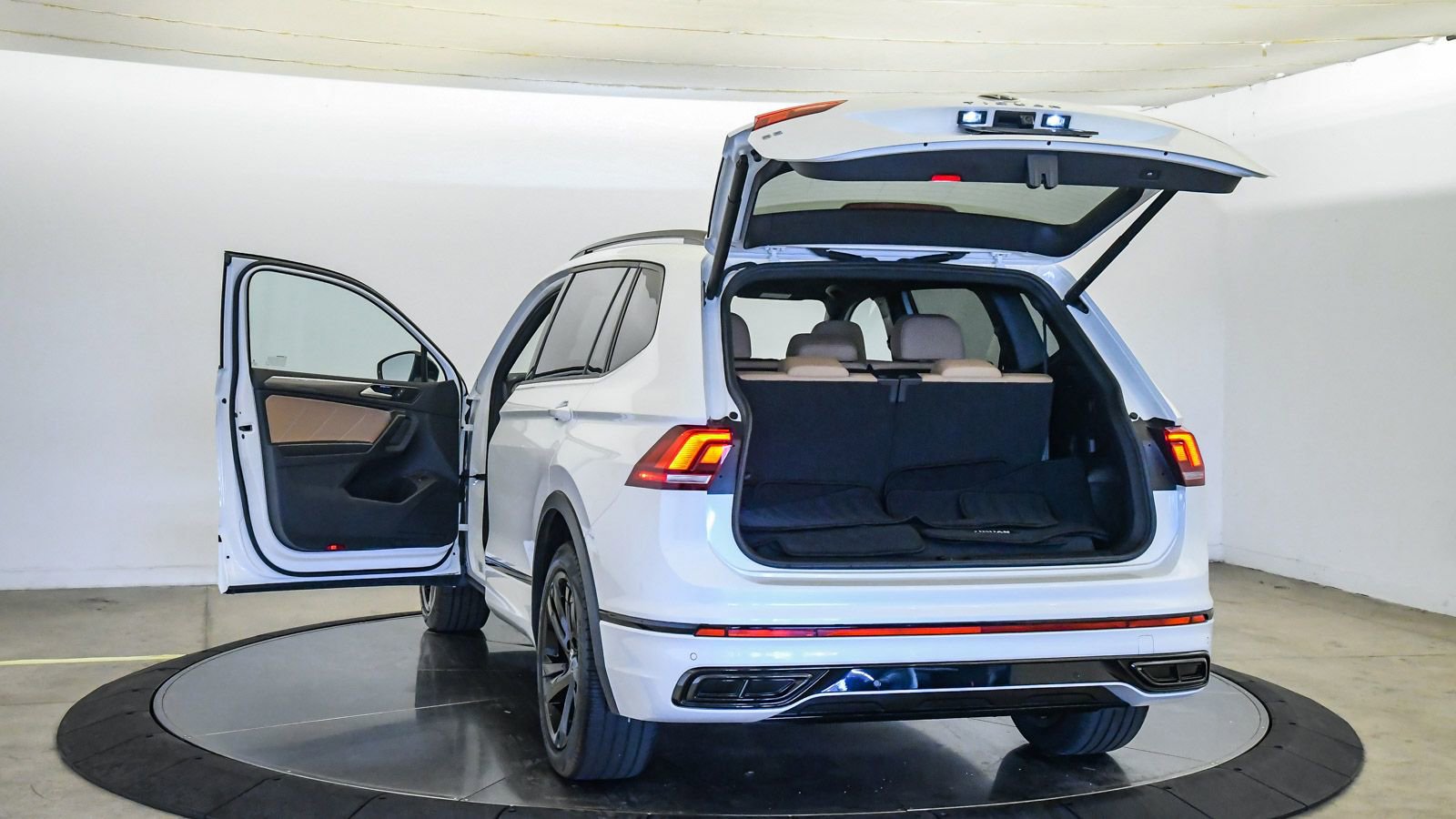 Used 2023 Volkswagen Tiguan SE R-Line image 28