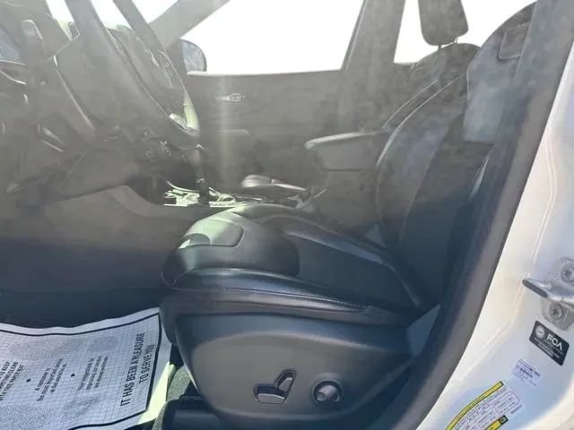 Used 2022 Jeep Cherokee Trailhawk w/ Comfort/Convenience Group AWD/4WD image 9