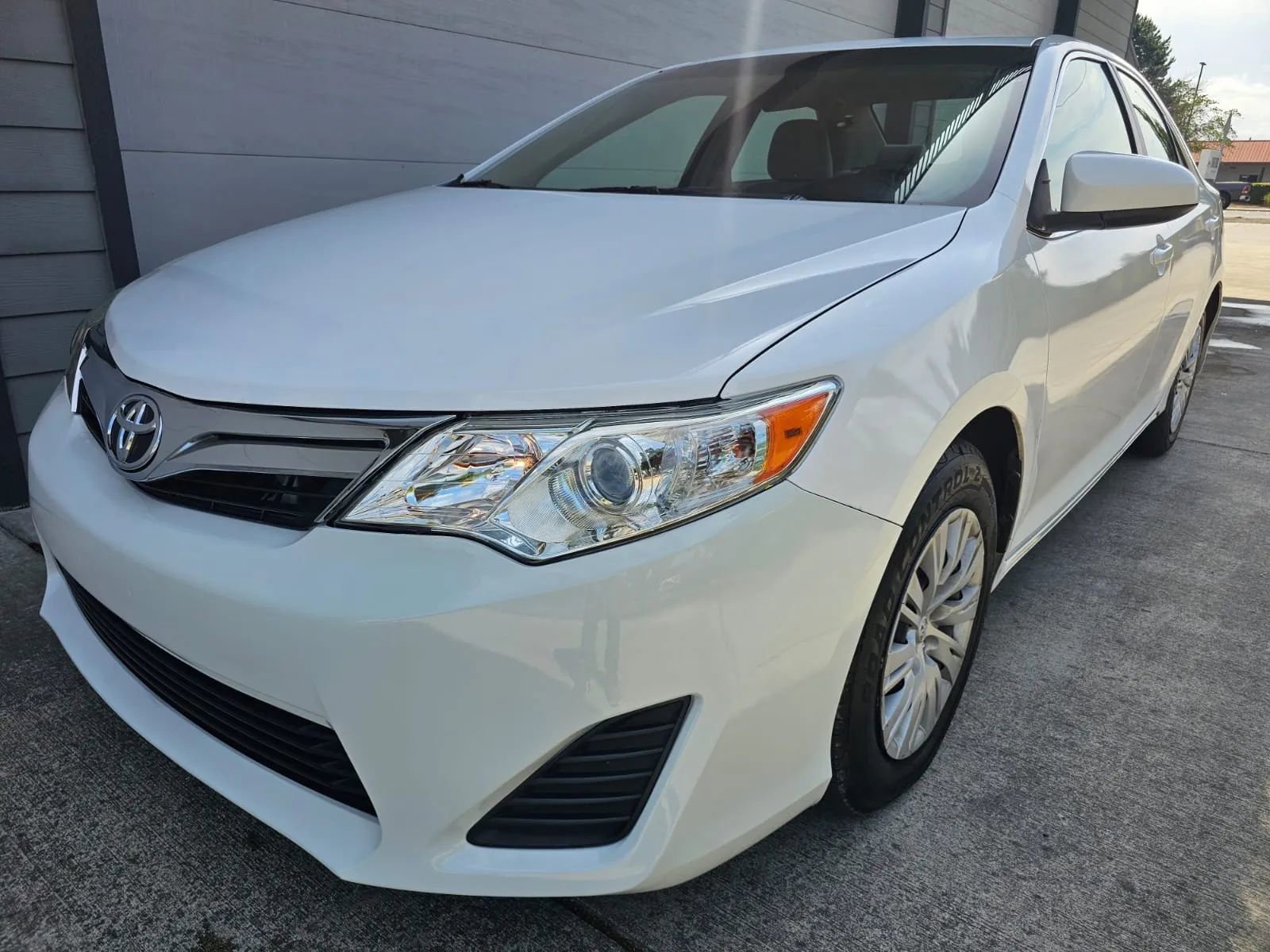 Used 2014 Toyota Camry LE image 1