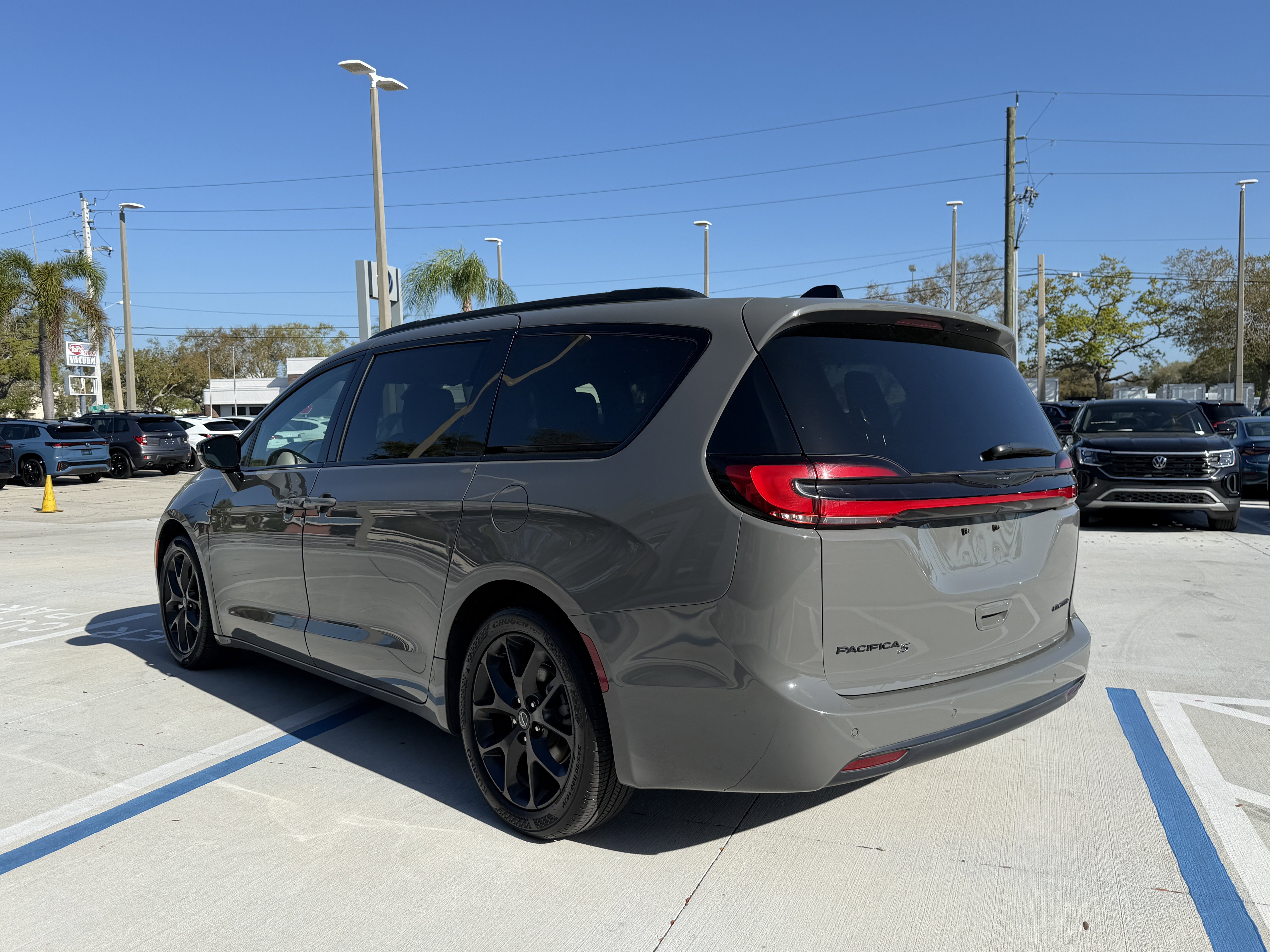 Used 2025 Chrysler Pacifica Limited FWD image 6