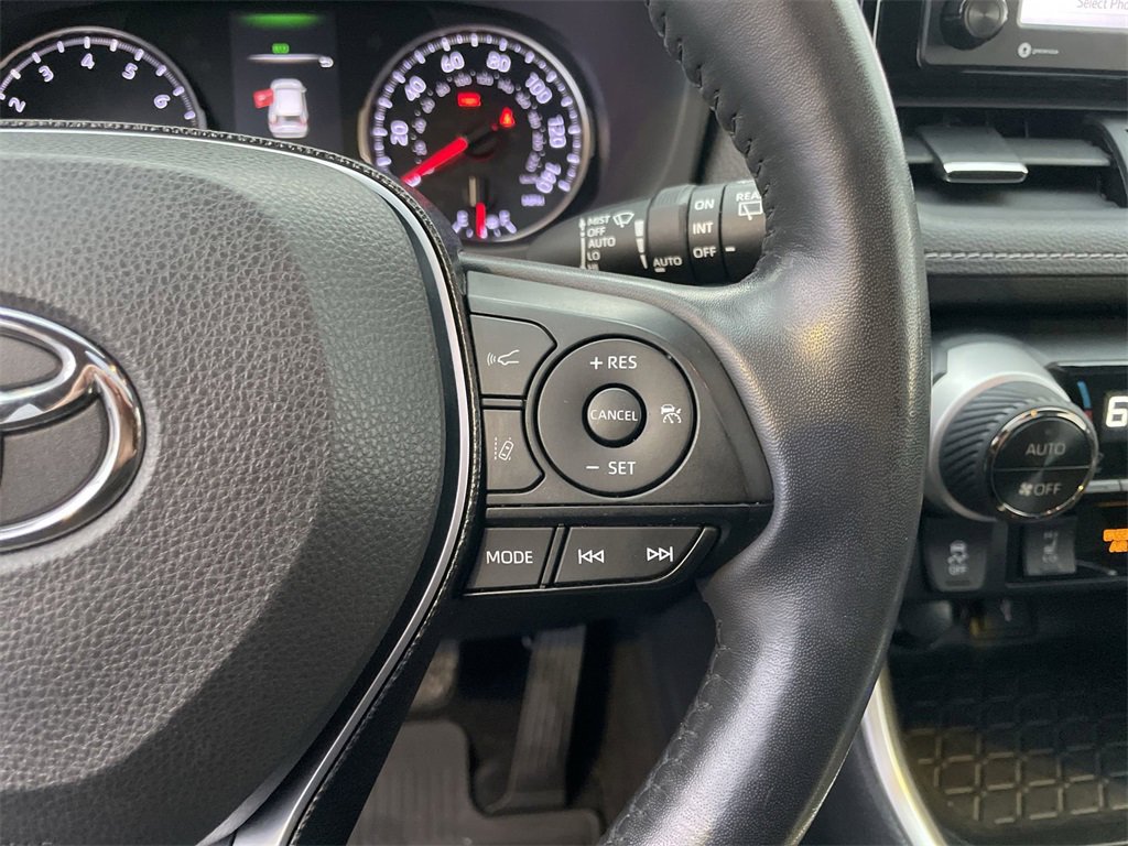 Used 2021 Toyota RAV4 XLE Premium image 18