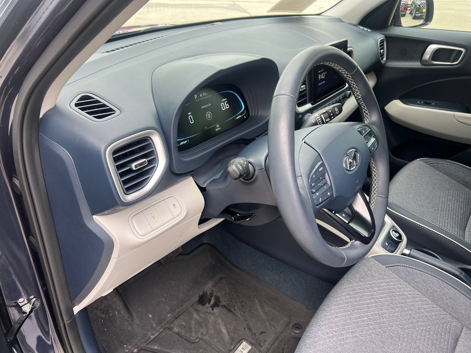 Used 2025 Hyundai Venue Limited FWD image 26