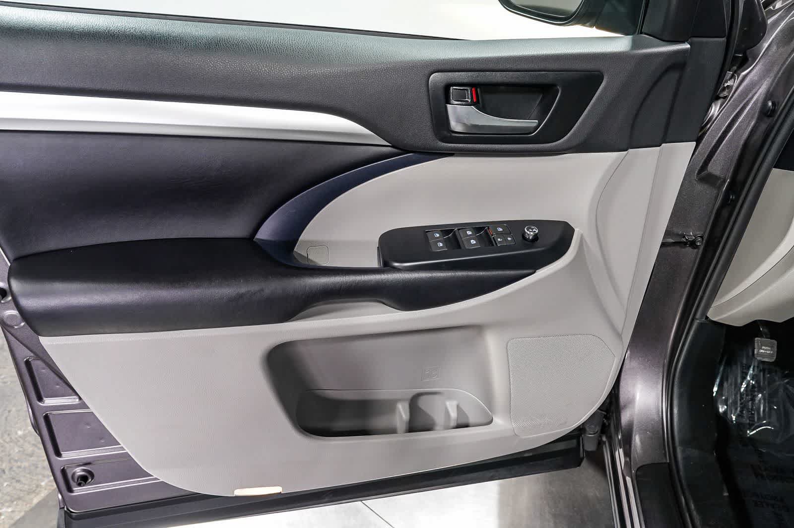 Certified 2019 Toyota Highlander XLE w/ Carpet Mat Package (TMS) FWD image 23