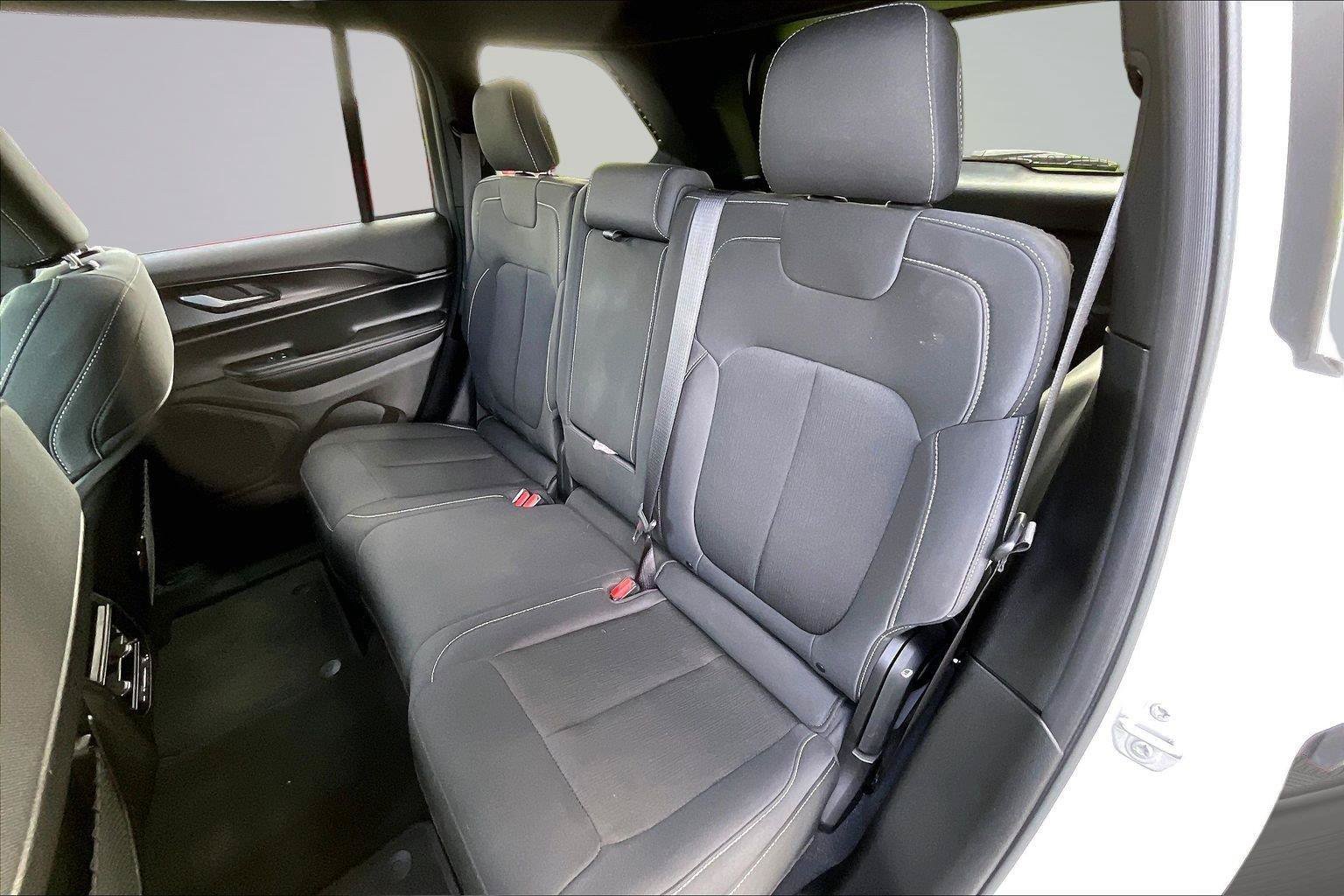 Used 2025 Jeep Grand Cherokee Laredo X AWD/4WD image 25