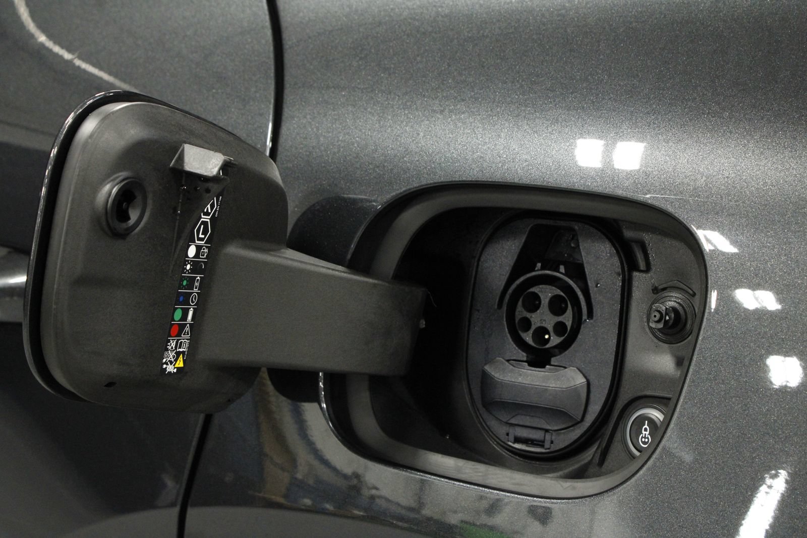 Certified 2025 Porsche Macan 4 Electric AWD/4WD image 36