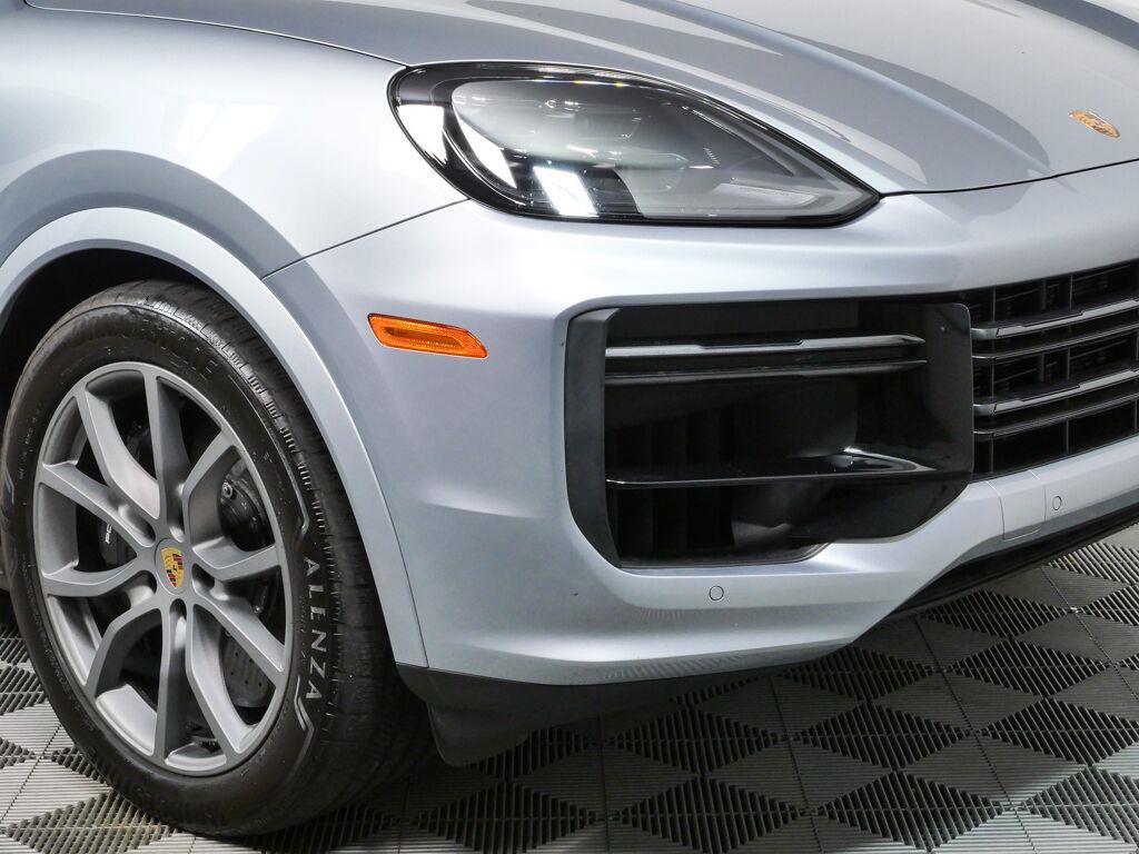 Certified 2024 Porsche Cayenne Turbo AWD/4WD image 38