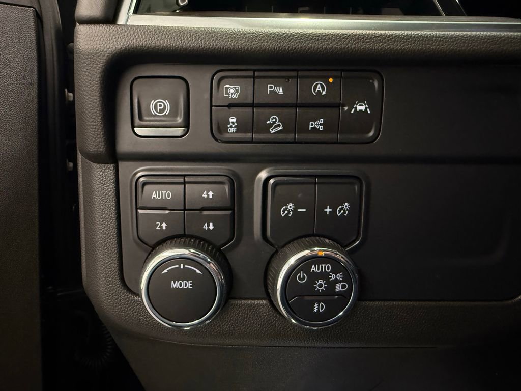 Used 2025 Chevrolet Suburban Z71 image 15