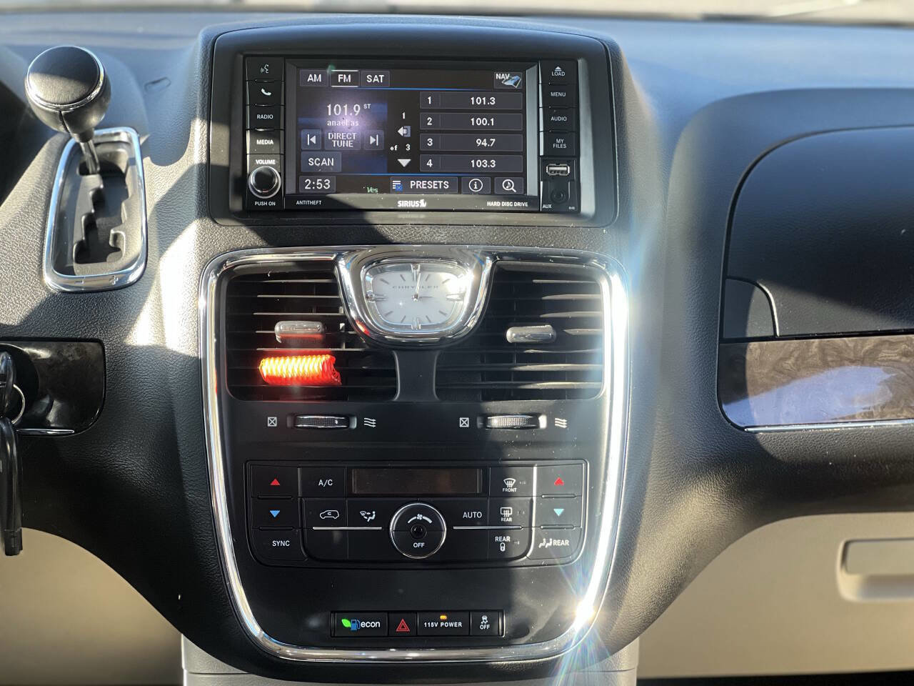 Used 2016 Chrysler Town & Country Touring image 25