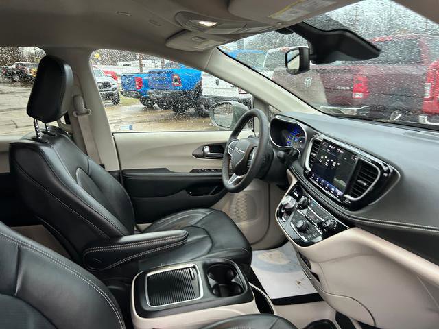 Certified 2022 Chrysler Pacifica Touring-L image 23