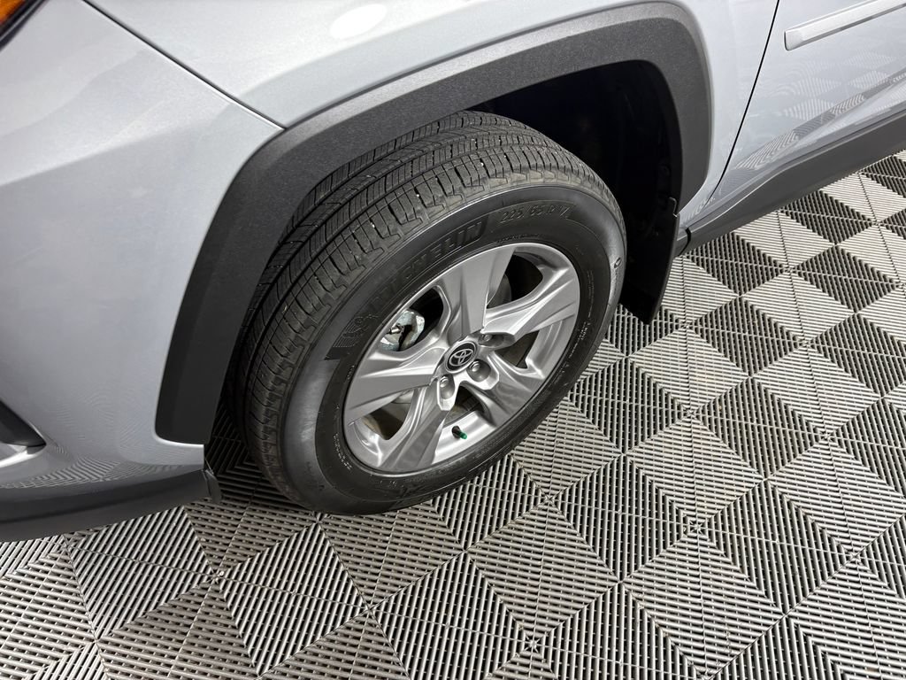 Used 2025 Toyota RAV4 XLE AWD/4WD image 9