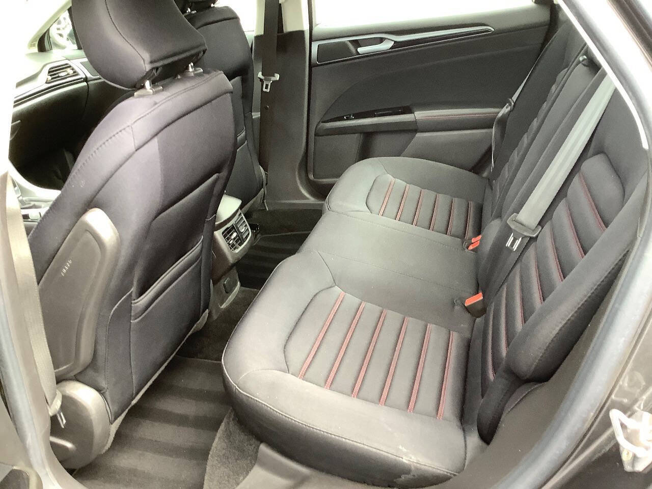 Used 2016 Ford Fusion SE FWD image 27