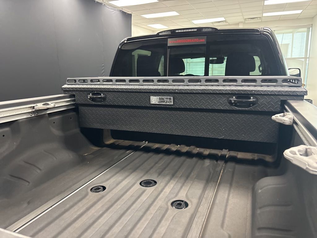 Used 2019 Nissan Titan SV w/ SV Convenience Package image 5