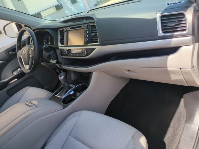 Used 2019 Toyota Highlander Plus FWD image 21