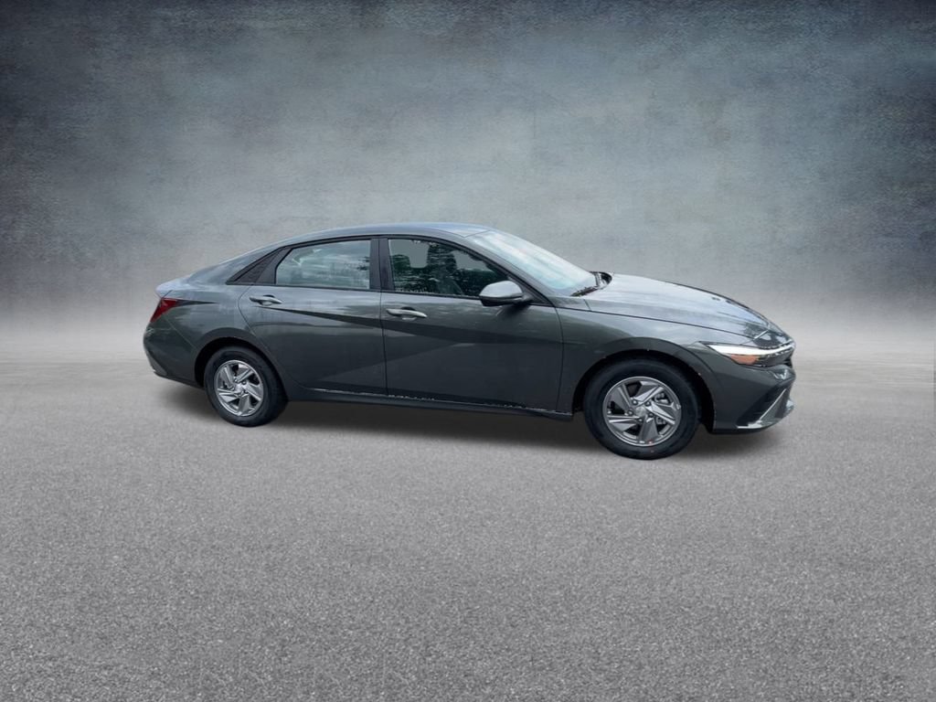 Used 2025 Hyundai Elantra SE FWD image 27